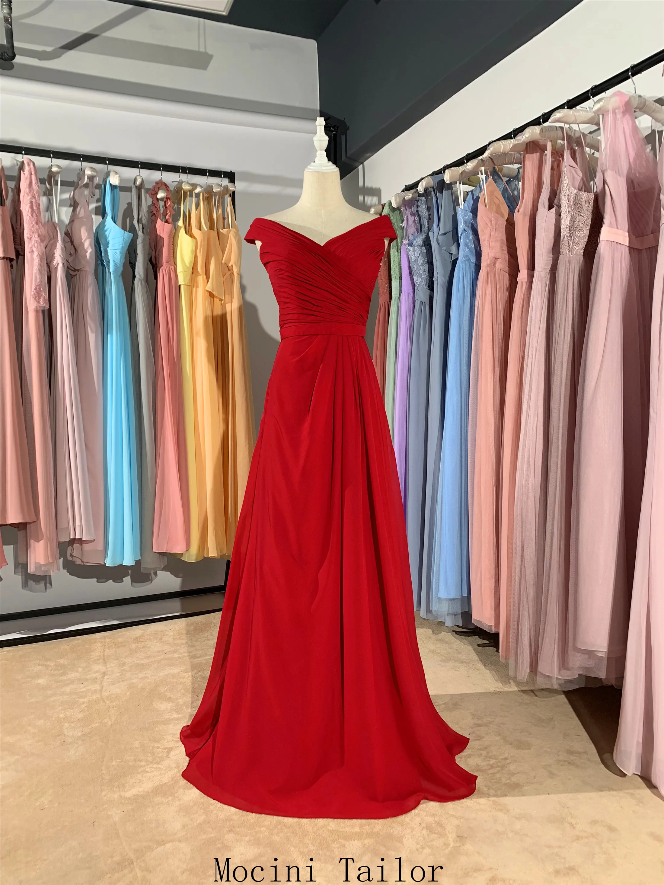 

Длинное платье подружки невесты из темно-бордового шифона, 2023