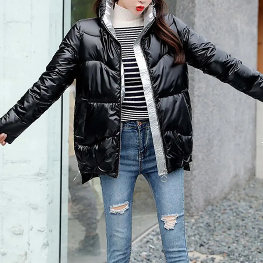 Женская зимняя куртка на молнии с низким подолом и воротником-стойкой | одежда