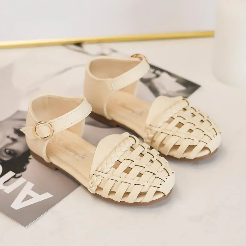 Новые кожаные сандалии для девочек летние открытые детские пляжные маленьких