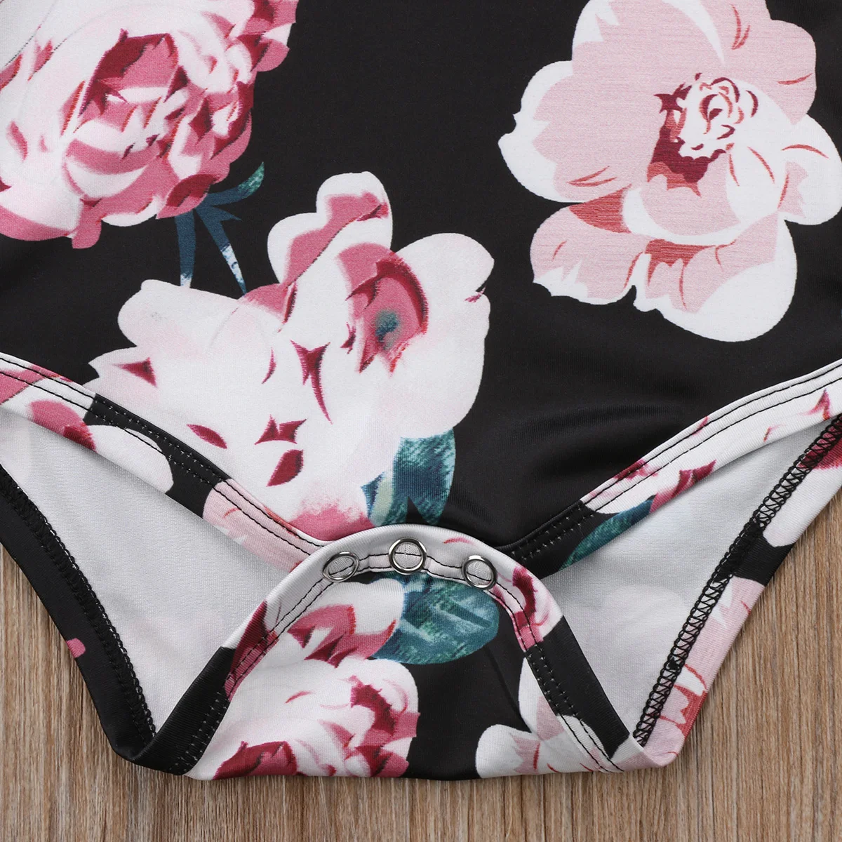 Черный комбинезон с широким рукавом и оборками летний цветочный для