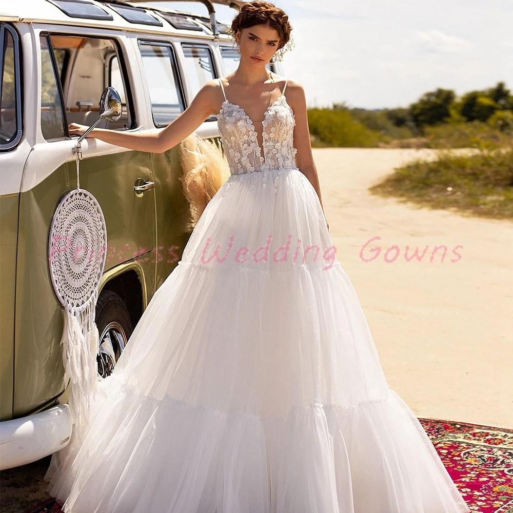 

Spaghetti Straps Boho Wedding Dresses 2021 V-Neck Sleeveless Backless Lace A-Line With Appliques Sweep Train Bridal Gowns Vetido