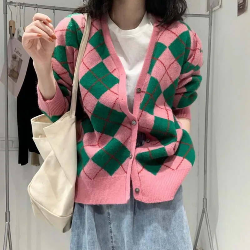 Женский вязаный кардиган с V-образным вырезом в клетку |