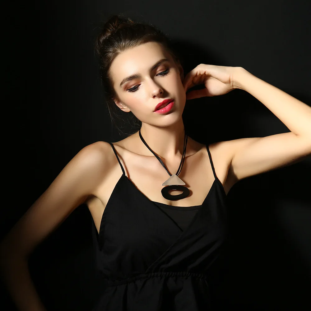 Готическое массивное ожерелье-чокер на шею серебряного цвета черная модель