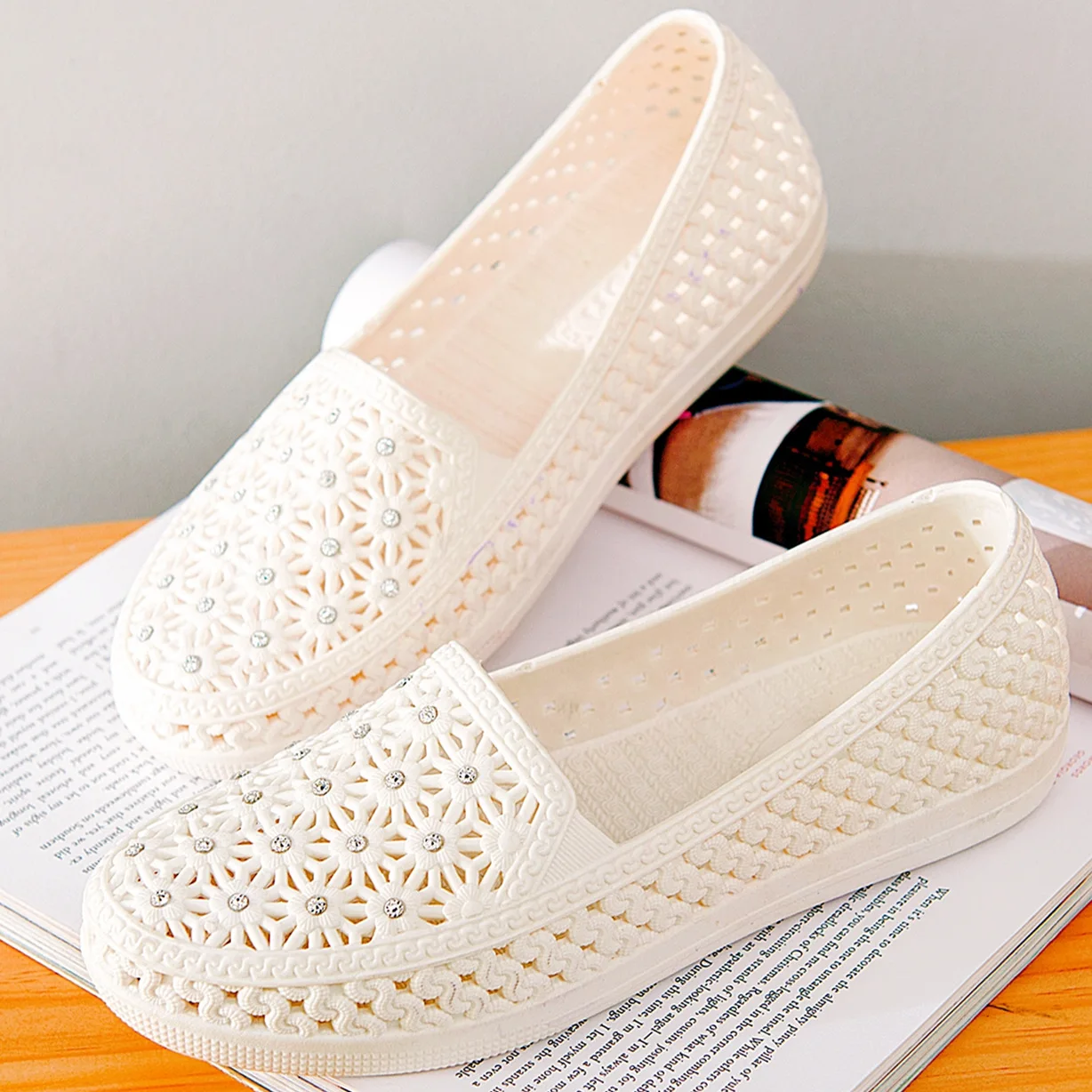 

Summer New Women's Sandals White Shoes Fashion Casual Soft Bottom Hollow Breathable Nurse Shoes Pregnant Women Shoes Flat Bottom