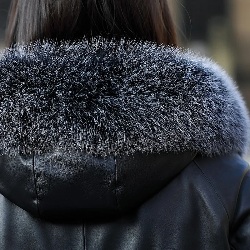 Женский короткий пуховик из натуральной кожи с воротником лисьего меха и