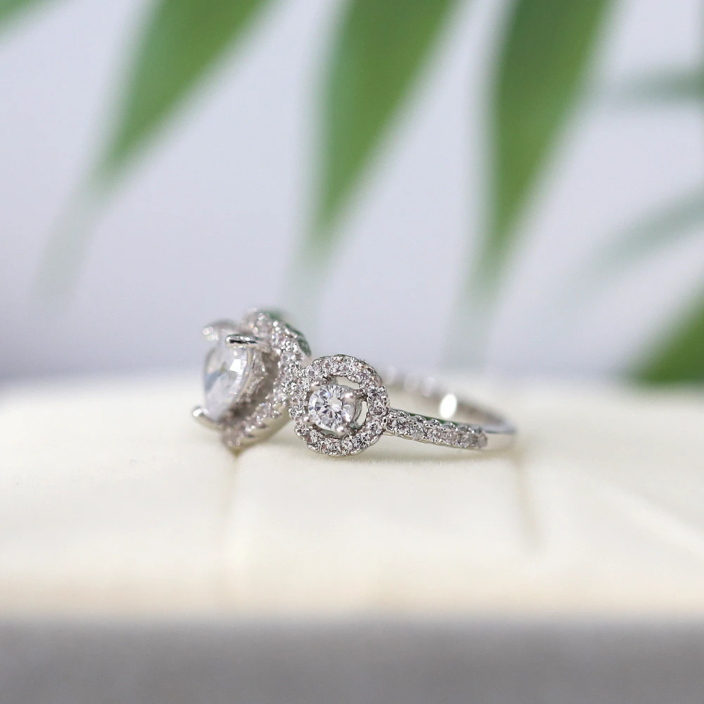 Бесцветное кольцо с драгоценным камнем покрытием из 18 каратного золота медное