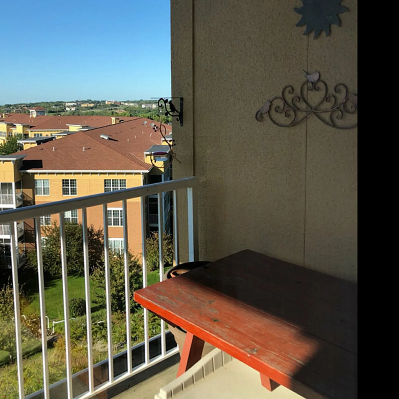 Садовая деревянная кормушка для птиц привлекательная на балконе дворе подарки