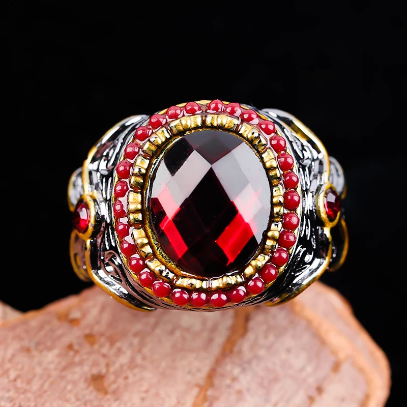 Винтажное двухцветное кольцо с большим овальным красным камнем и бантом для