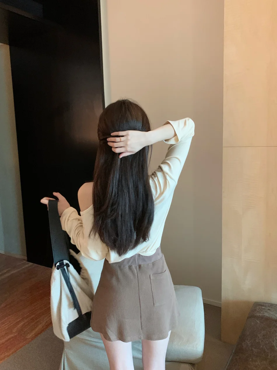 Женский летний комплект из двух предметов: футболка с открытыми плечами и