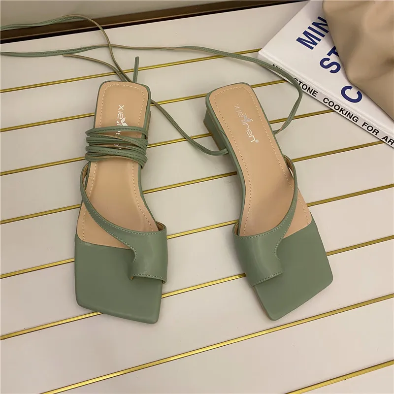 Модные женские сандалии с квадратным носком на низком каблуке брендовые