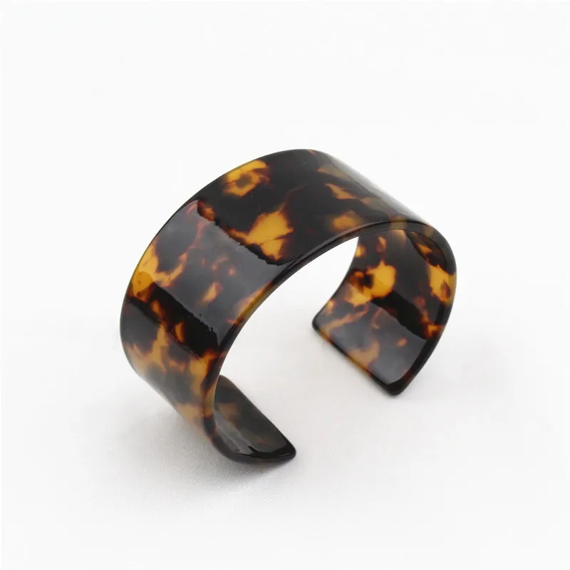 Открытый браслет из акрила уксусной кислоты в простой атмосфере