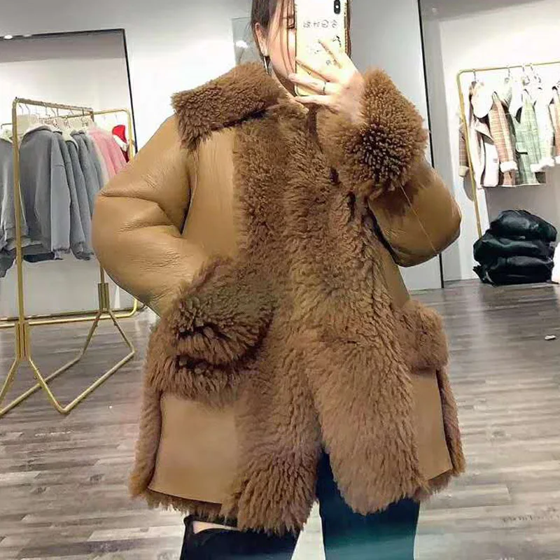 Женское теплое пальто из натуральной овечьей кожи однотонное с отложным