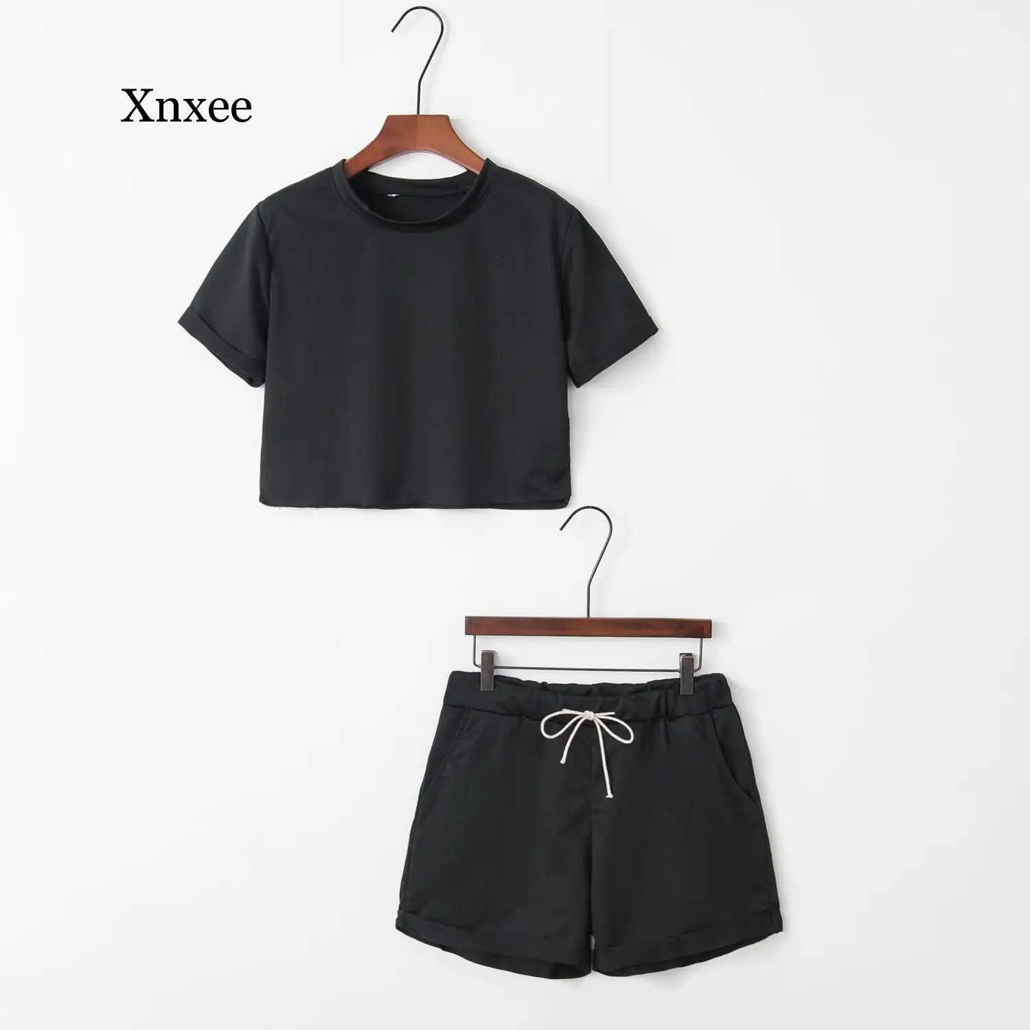 Костюм спортивный женский серый из топа с коротким рукавом и шортов на шнуровке |