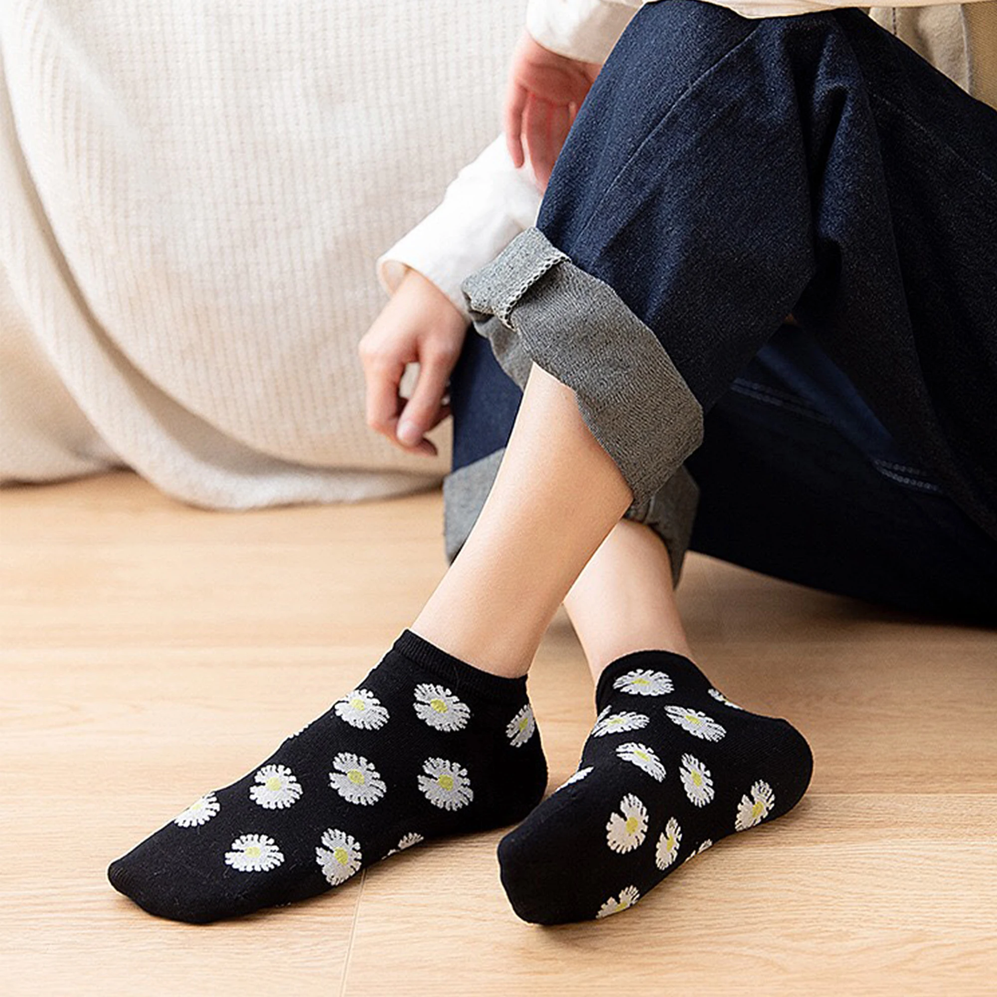 Женские хлопковые короткие носки черные с вышитыми цветами и принтом маргариток