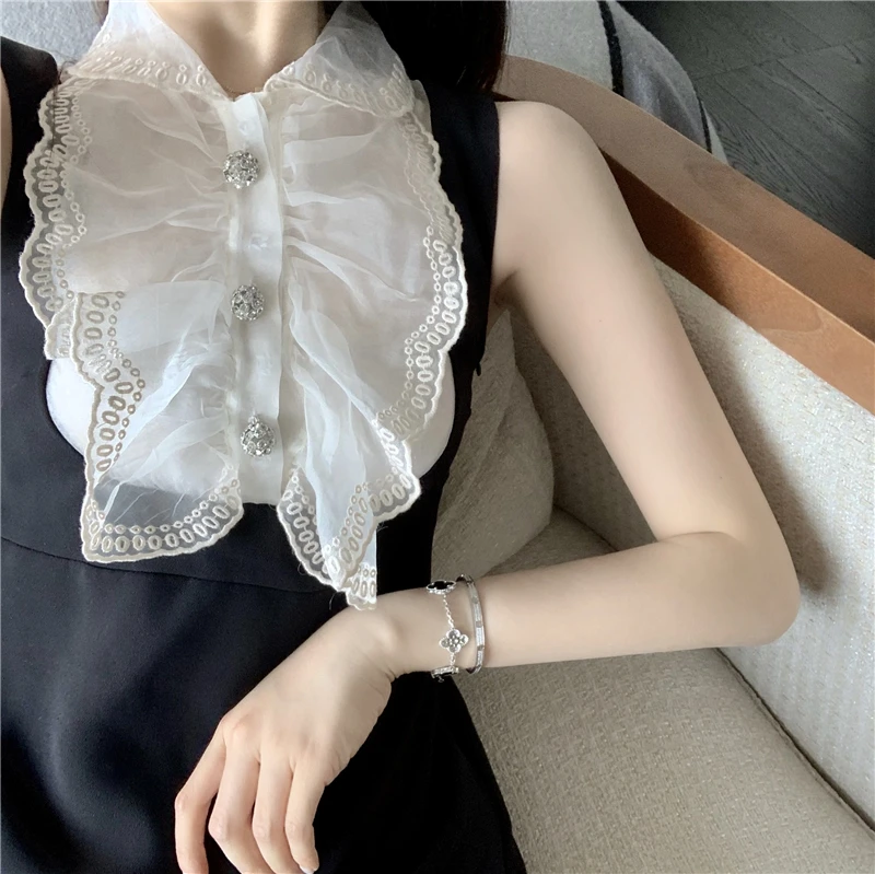 Черное облегающее платье кружевное с оборками и открытыми плечами женская