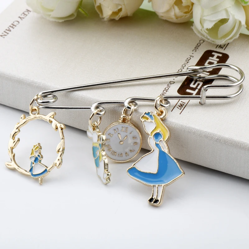 Металлические броши с изображением Алисы |