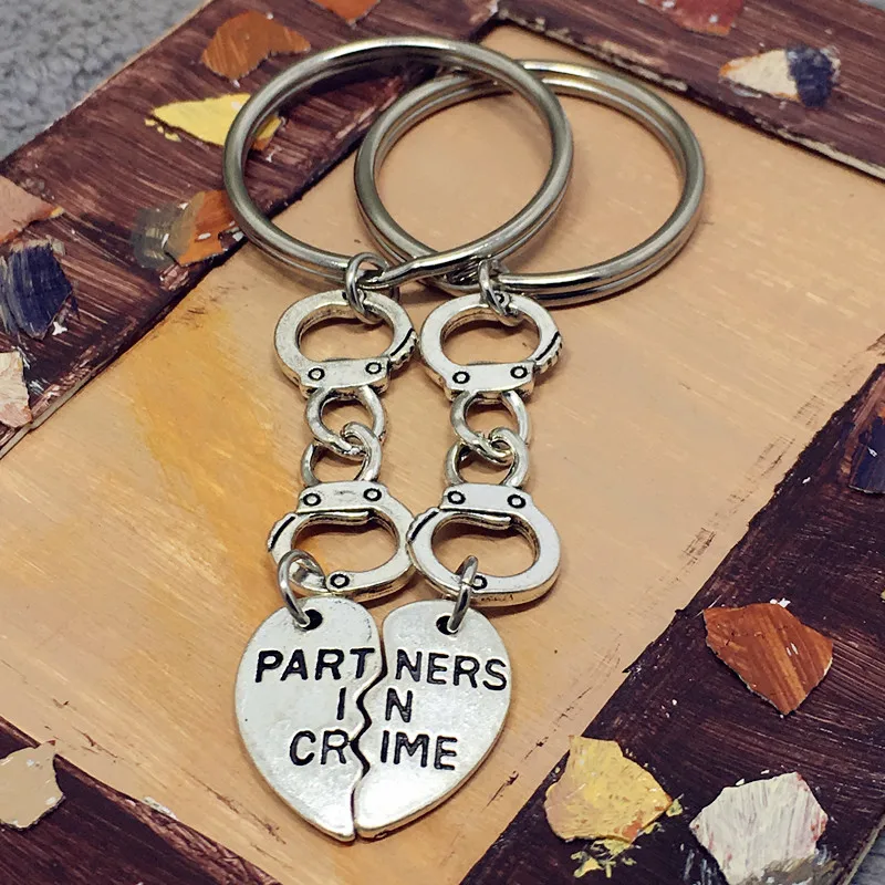 Горячие разделяемые любовные наручники партнер в Crime буквенный ярлык брелок для