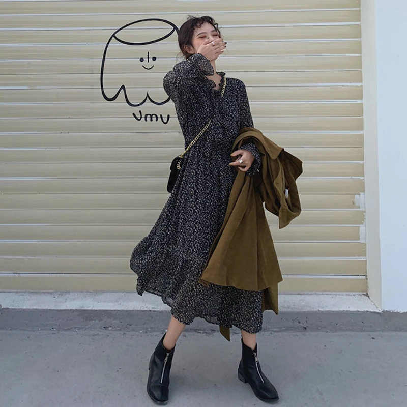 Женское шифоновое платье-трапеция с воротником-стойкой и расклешенными рукавами