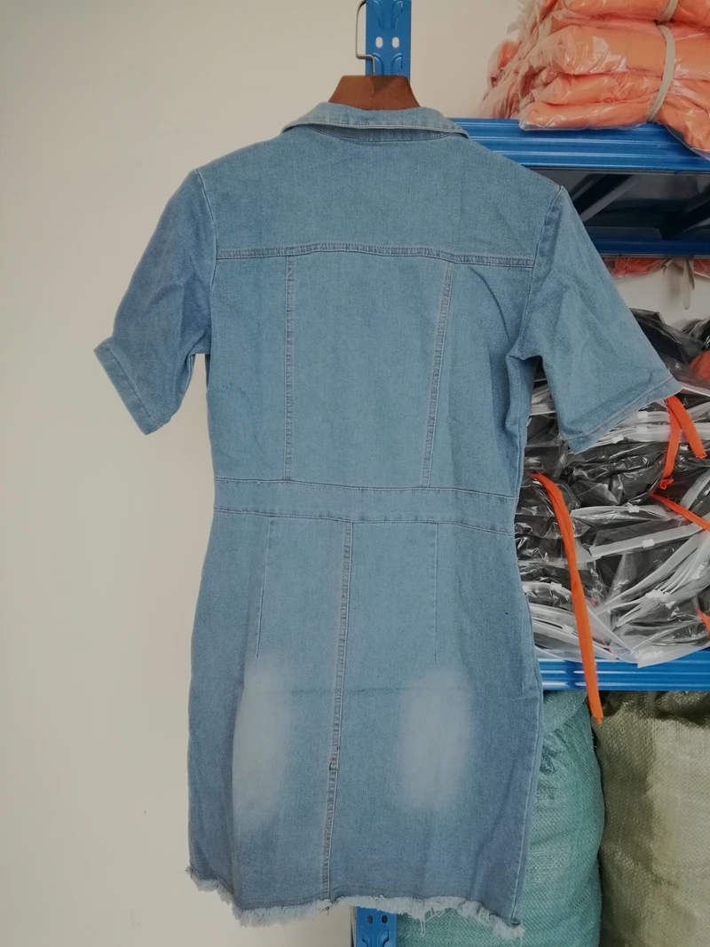 Джинсовое мини платье модель 2021 года джинсовое с эффектом потертости эластичное