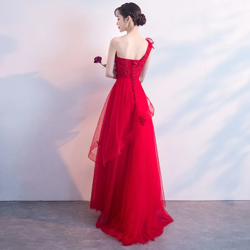 Красное женское длинное вечернее платье без рукавов с одним открытым плечом