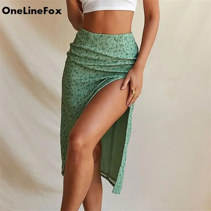 Женская длинная юбка с цветочным принтом OneLineFox разрезом сбоку зеленая