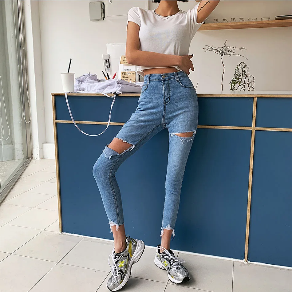 

The new style of 2021 will show high and skinny ripped jeans, skinny stretch pants and Ninth pants
