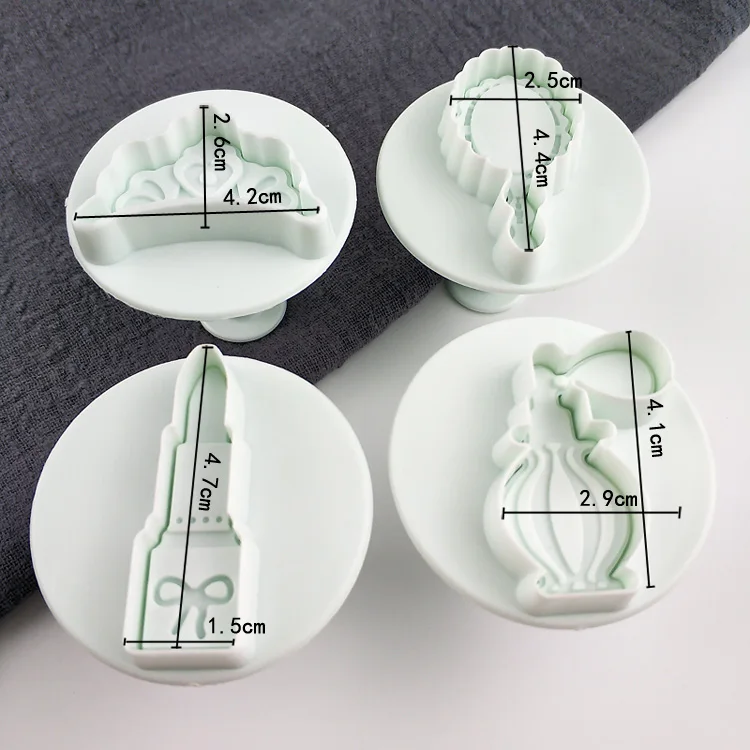 Набор туалетных принадлежностей 4 шт (корона духи зеркало помада) пластиковые