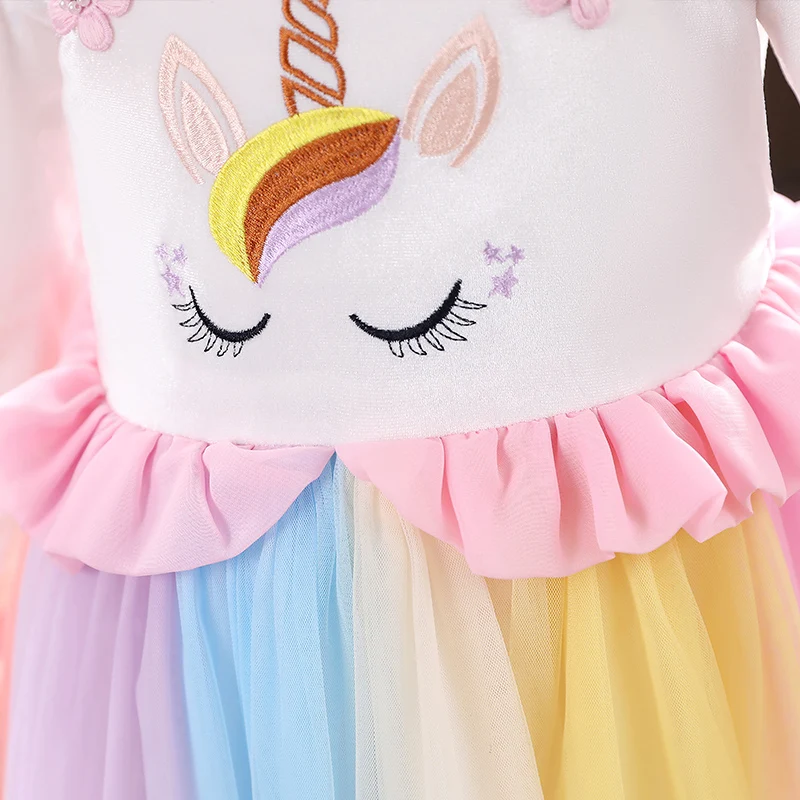 Детское платье с радужным единорогом и вышивкой длиной до колена |