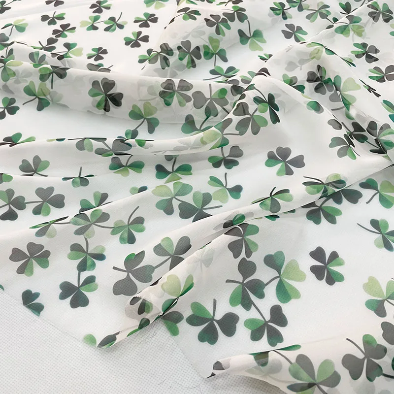 Тонкая шифоновая ткань с принтом четырехлистного клевера шириной 145 см для