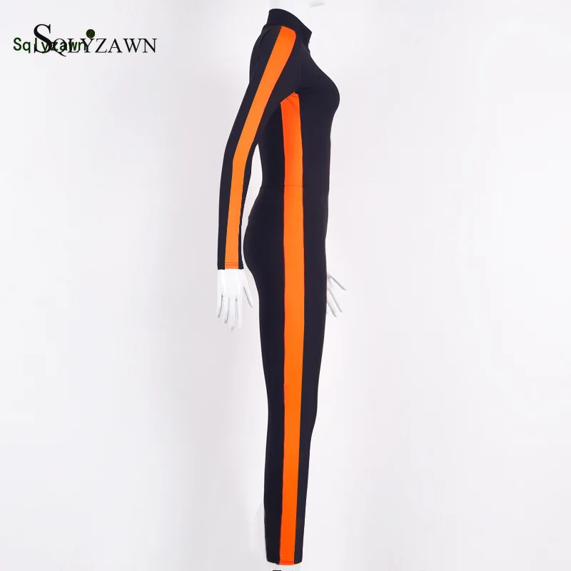 Женский комбинезон на молнии черный облегающий с длинным рукавом в полоску