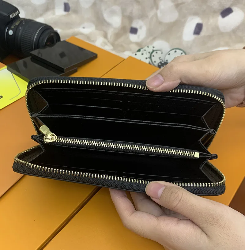 

New Luxury High-quality Women's Fashion Flat Embossed Wallet Cute Coin Purse Credit Card Clip Wallet In Hand