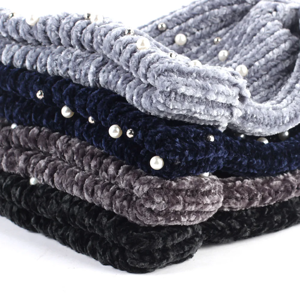 Шапка-бини женская зимняя с жемчугом ветрозащитная из велюра плотная мягкая в