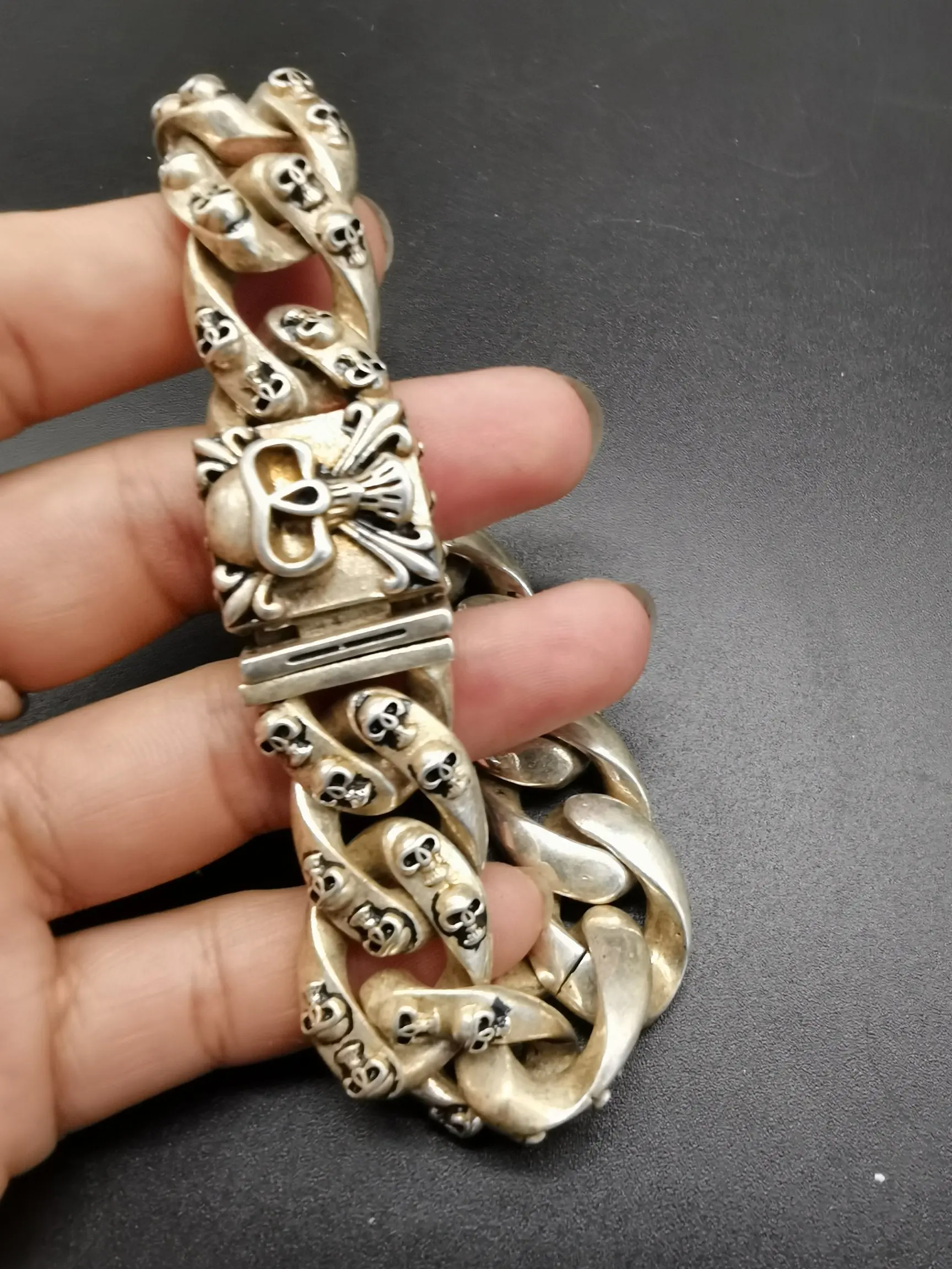 

Old hidden silver bracelet to ward off evil luck skull bracelet male bracelet string female life transport silver bracelet