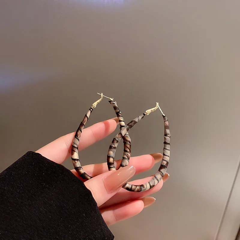 

Серьги-кольца с геометрическим леопардовым узором, серебро 925 пробы