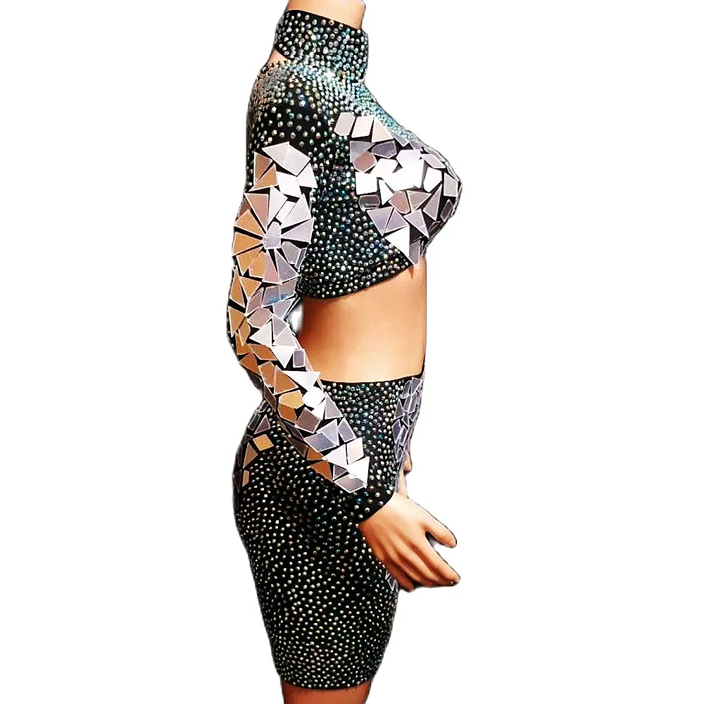 Костюм из двух предметов со сверкающими зеркальными блестками и стразами