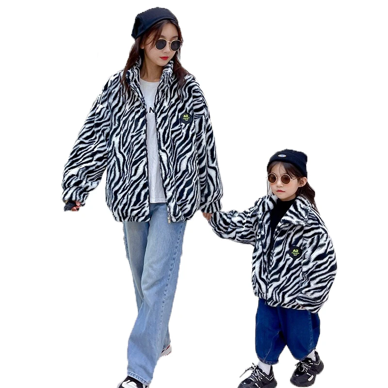 

Family Matching Outfits Stripe Thickened Warm Plush Lax Jacket for New Year Winter Korean Style Mommy and Me Clothes Girl Jacket