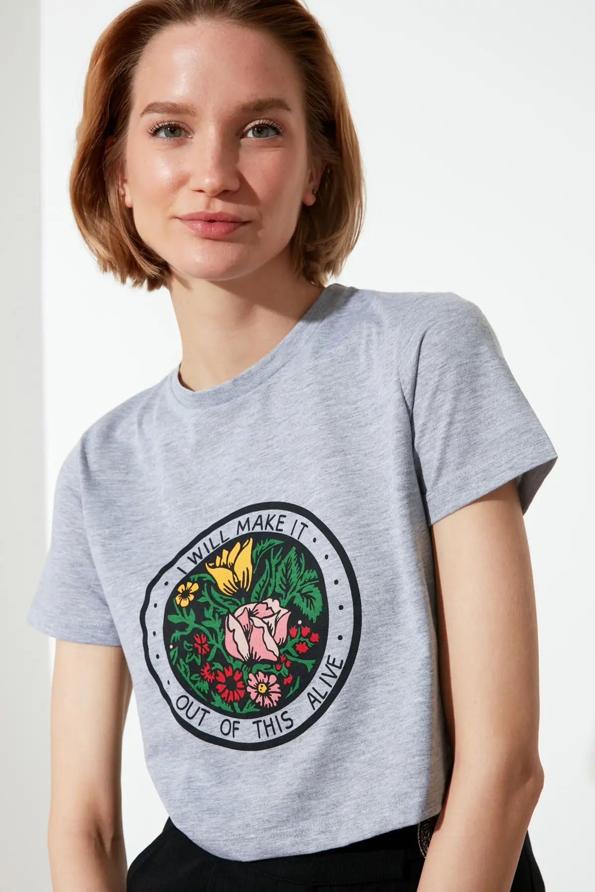 

Укороченная трикотажная футболка с вышивкой Trendyol TWOSS21TS0905
