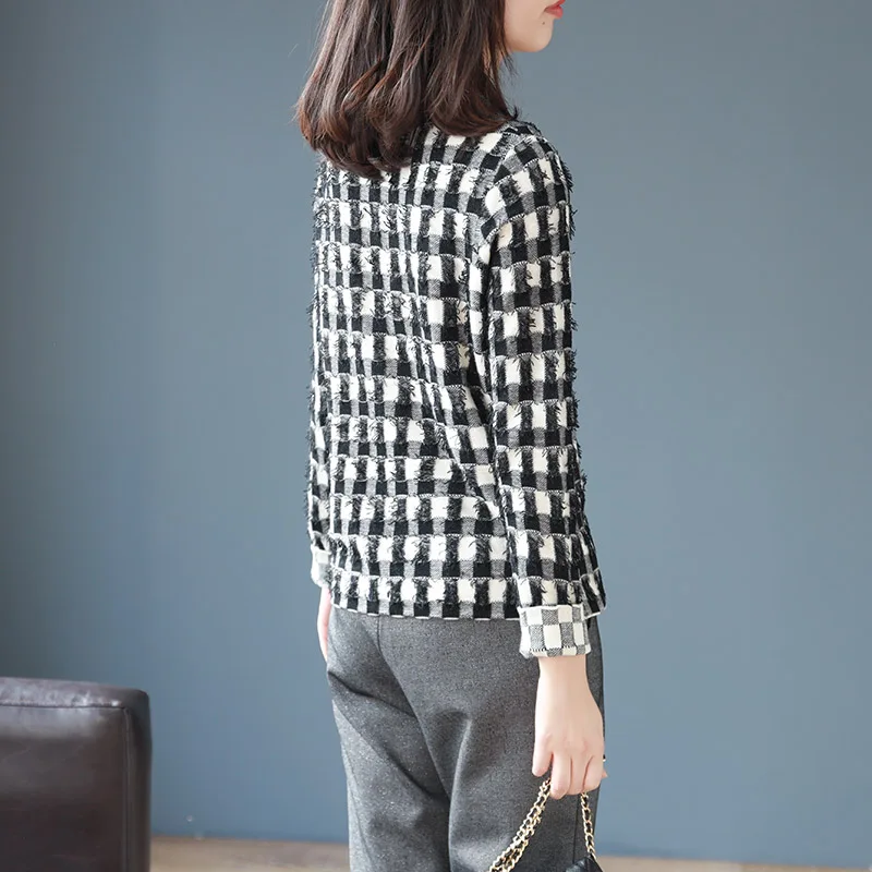 Женский трикотажный пуловер модельный свитер с воротником-хомутом белый черный