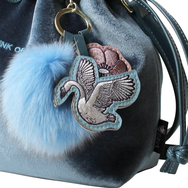 

Huajian Princess miss me, one shoulder slung spring new embroidery hair ball pendant small bucket literature and art velvet
