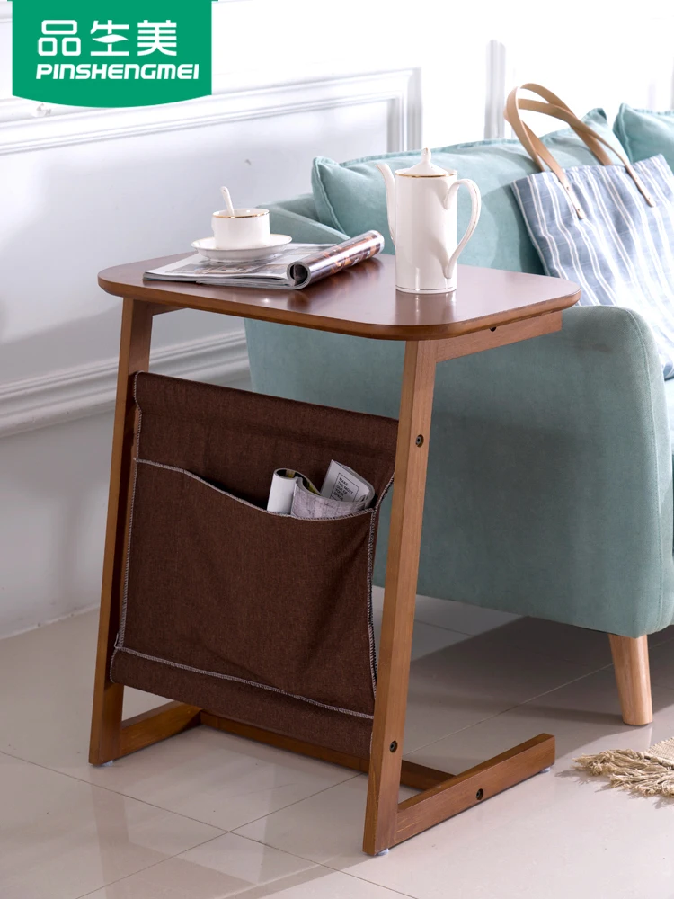 Гостиная-небольшой чайный столик и несколько угловых диванов-кроватей спальный