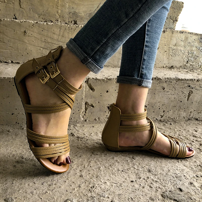 Пляжные женские сандалии летние модные удобные на низком каблуке и танкетке