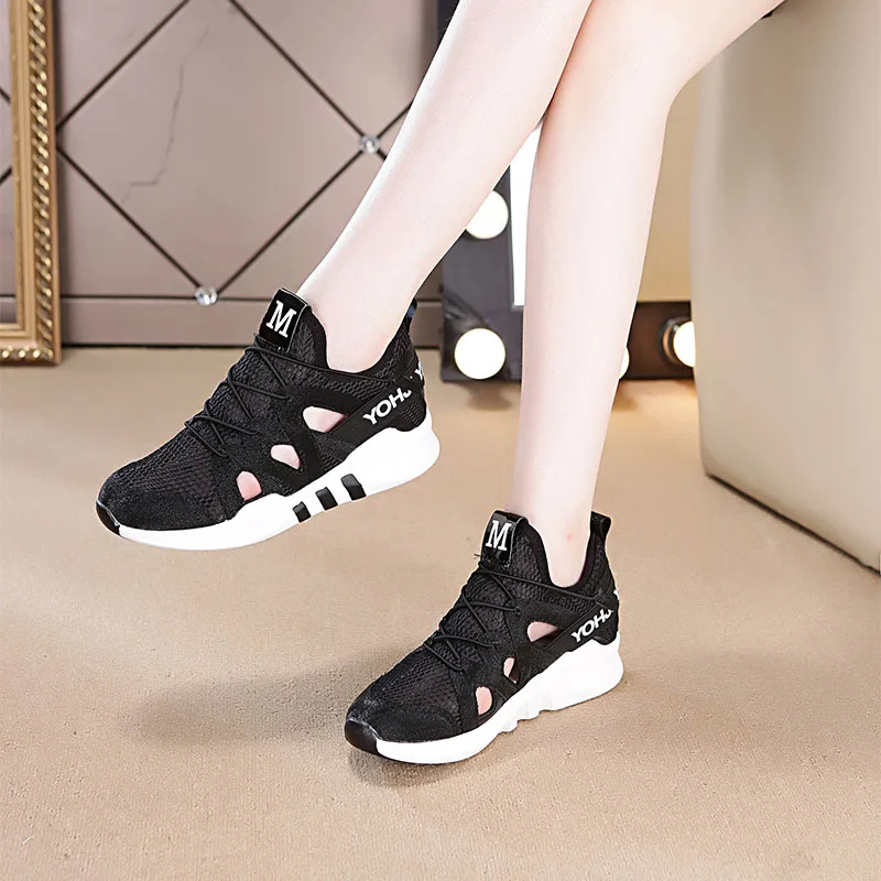 Летние сетчатые сандалии для женщин новинка 2021 дышащие удлиняющие модные белые