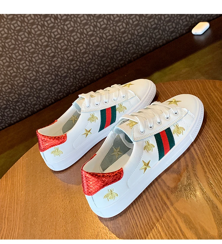 Женские кроссовки с вышивкой в виде звезды белые дышащие на плоской подошве