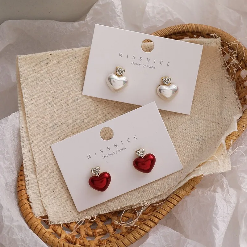 

Korean Popular Flash Diamond Small Love Pearl Earrings Sweet and Cute Personality Girl Short Heart-shaped Ear Jewelry Female
