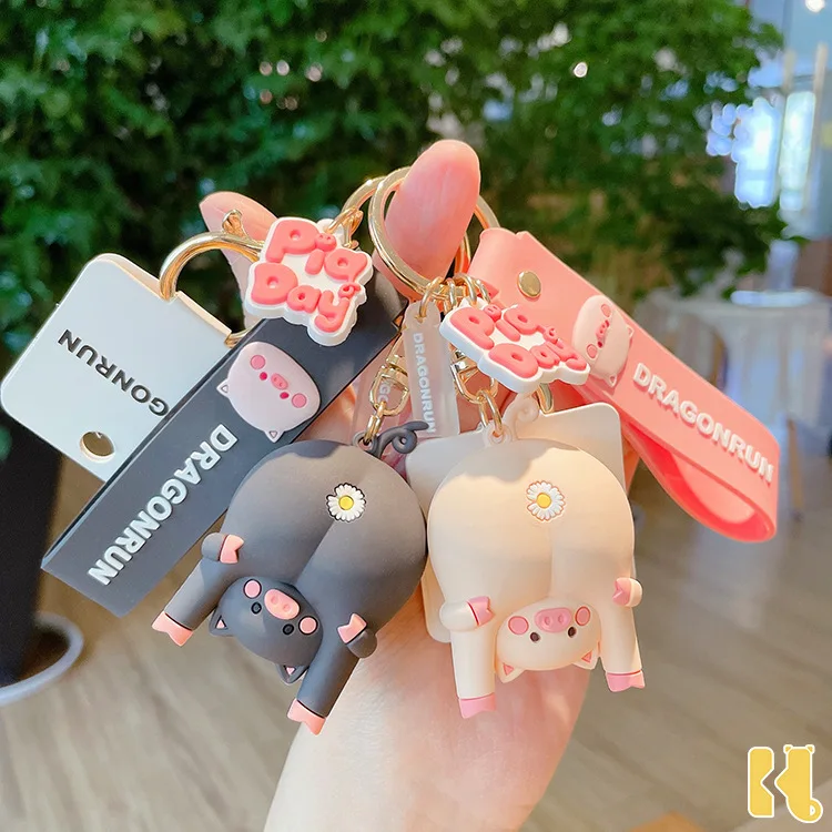 

2021 Amusing Little Chrysanthemum Pig KeychainsCartoon Cute Pig Butt KeyringsCreative Fashion Bag Car Couple Gift Key Chain