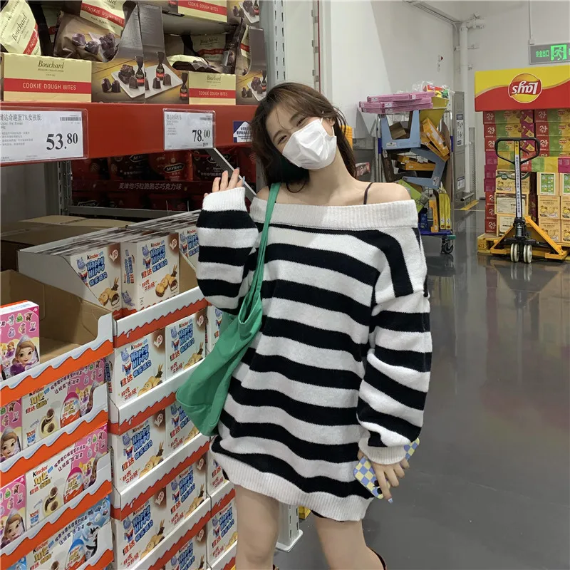 

Женский полосатый свитер с открытыми плечами, черный или белый длинный Повседневный свитер с воротником-лодочкой, Осень-зима