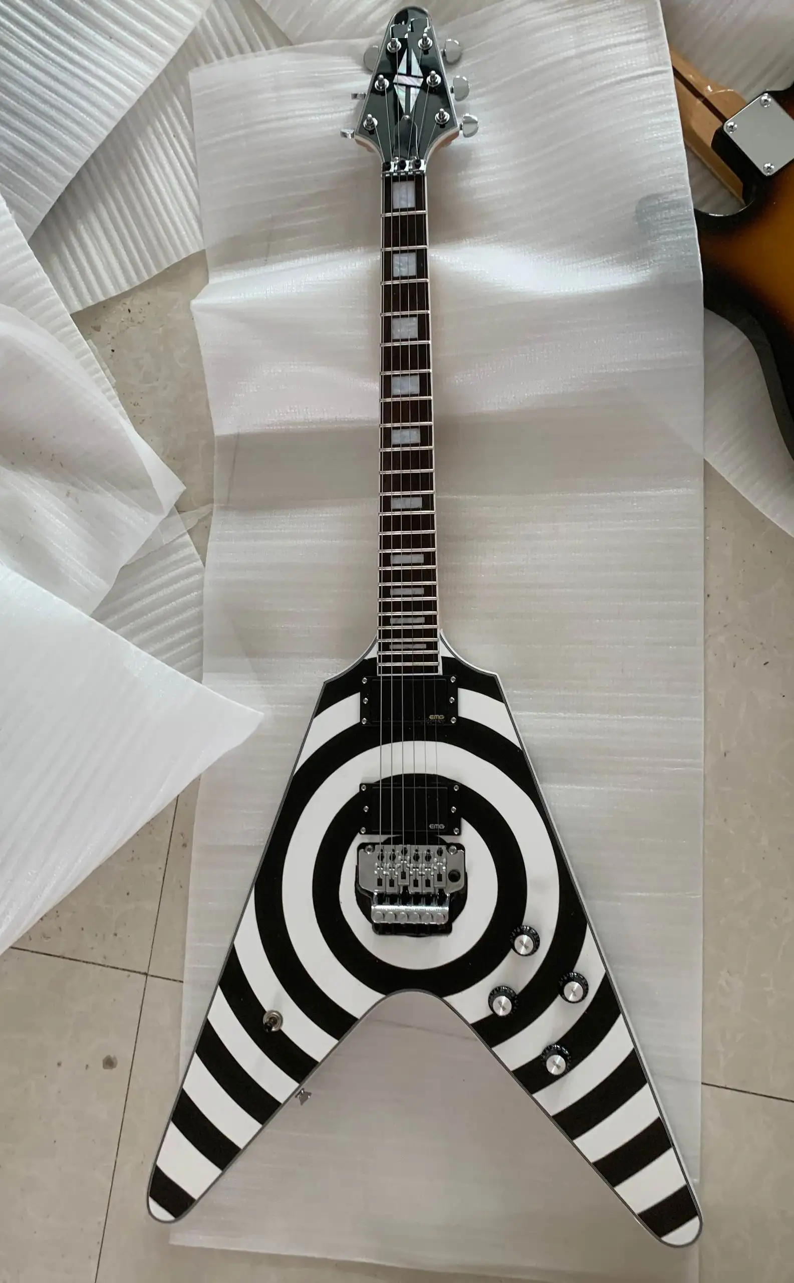 Новое поступление 6-струнная электрическая гитара модель Zakk Wylde FlyingV белая/черная