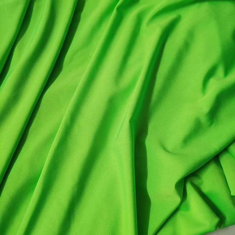 Ткань купра изумрудная. Зеленая ткань. Зеленая ткань для платья. Ярко зеленая ткань костюмная. Как называется зеленая ткань.