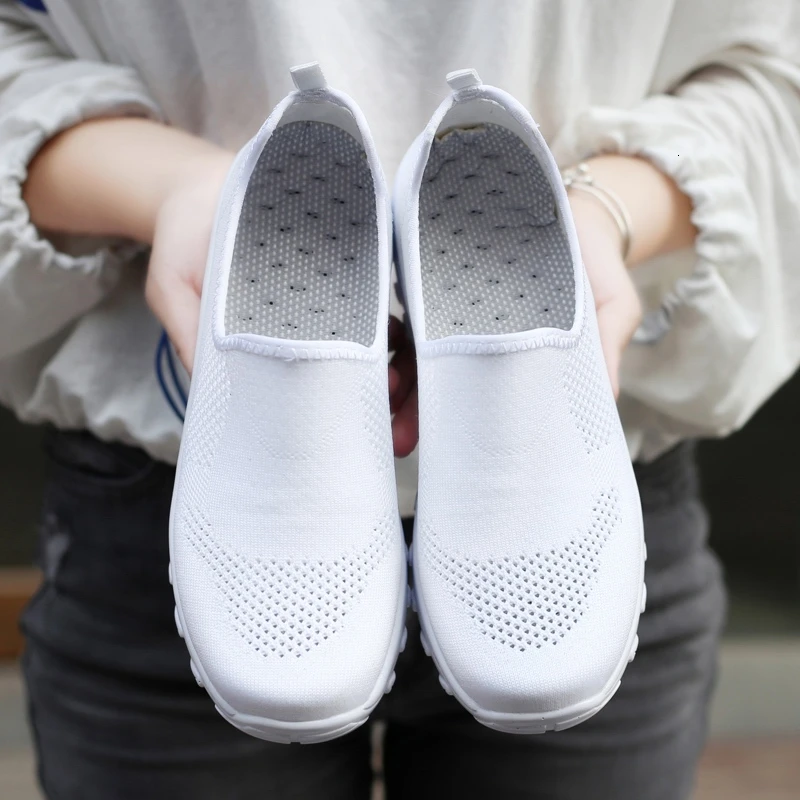 Женские кроссовки без шнуровки на танкетке летняя светильник спортивная обувь