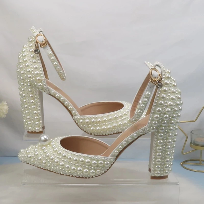 Набор женских свадебных туфель и сумочек на высоком каблуке